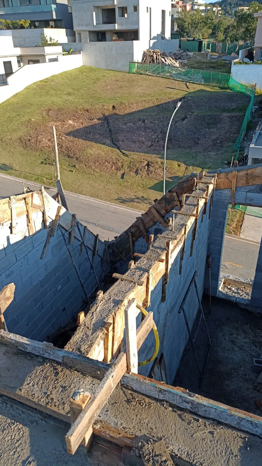 Estrutura e contenção em terreno de encosta